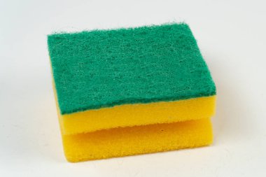 Bulaşık süngeri beyaz arka planda izole, bulaşık süngeri iki tarafta, ön manzara