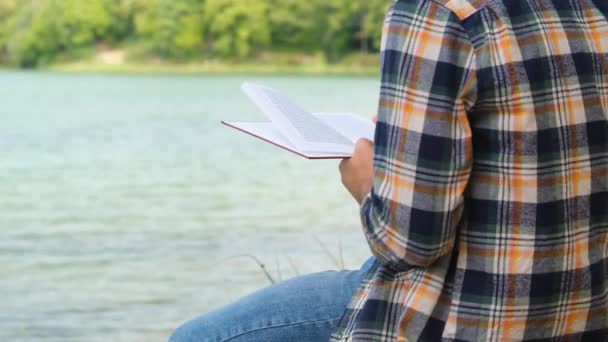 Człowiek Czytanie Książki Nad Jeziorem Spokojna Relaksująca Aktywność Przyrodzie Czytanie — Wideo stockowe