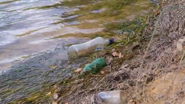 Botol Kaca Mengambang Tepi Danau Konsep Polusi Air Kerusakan Alam — Stok Video