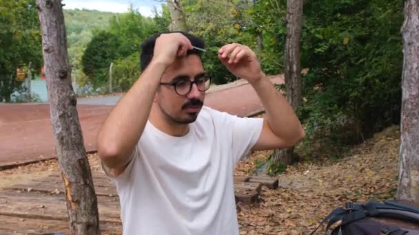Joven Peinándose Pelo Bosque Chico Con Gafas Barbudo Hombre Bigotudo — Vídeos de Stock