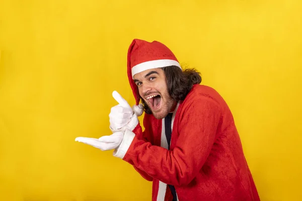Улыбающийся Молодой Человек Одетый Санта Клаус Указывает Рукой Ваш Предмет — стоковое фото