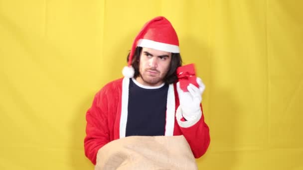 Lachende Man Verkleed Als Kerstman Toont Geschenken Uit Een Grote — Stockvideo