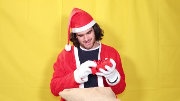 Hombre Sonriente Vestido Como Santa Claus Muestra Los Regalos Tomados — Vídeo de stock