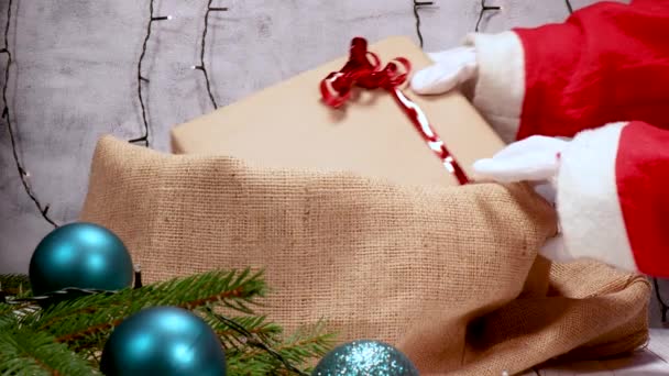 Χριστούγεννα Άγιος Βασίλης Βάζει Ένα Δώρο Στον Σάκο Γιούτα Χριστουγεννιάτικα — Αρχείο Βίντεο