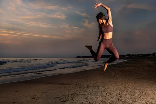 Mujer Joven Saltando Atardecer Playa Expresando Alegría Vivir Ambiente Finales — Foto de Stock