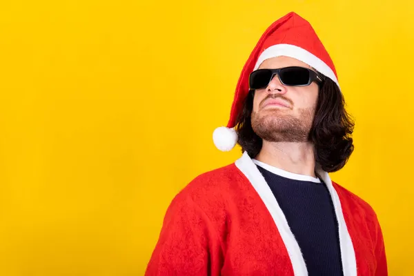 Noel Baba Gibi Giyinmiş Genç Adam Uzun Saçlı Güneş Gözlüğü — Stok fotoğraf