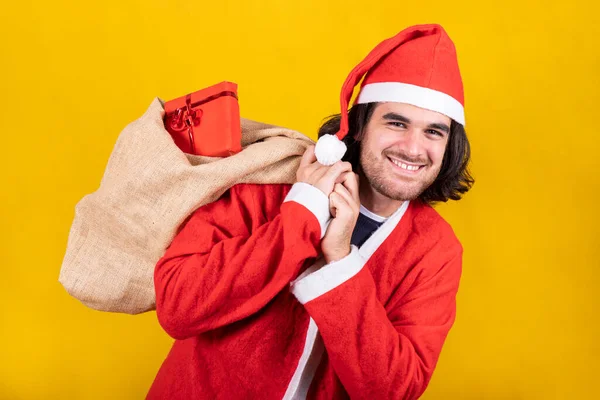 Noel Baba Gibi Giyinmiş Genç Bir Adam Bir Çuval Dolusu — Stok fotoğraf