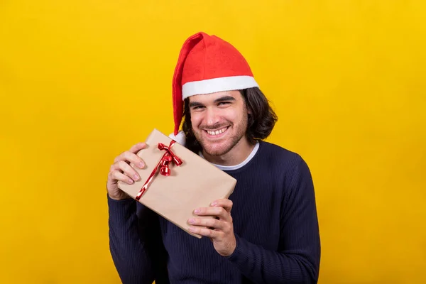 Noel Baba Şapkalı Genç Bir Adam Içinde Kahverengi Kağıt Kırmızı — Stok fotoğraf