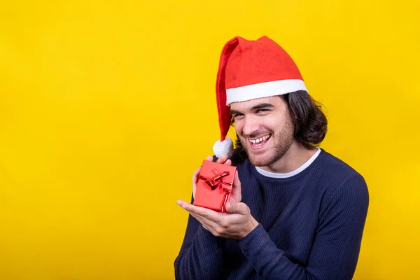 Noel Baba Şapkalı Genç Bir Adam Kırmızı Kurdeleli Kırmızı Bir — Stok fotoğraf