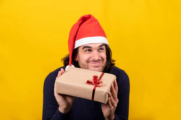 Noel Baba Şapkalı Genç Bir Adam Içinde Kahverengi Kağıt Kırmızı — Stok fotoğraf