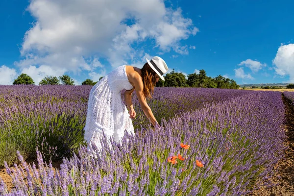 Turismo Naturaleza Mujer Joven Vestido Blanco Largo Sombrero Recoge Flores — Foto de Stock