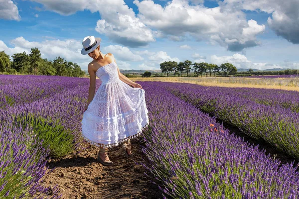 Hermosa Mujer Posando Campo Lavanda Floreciente Con Vestido Blanco Sombrero — Foto de Stock