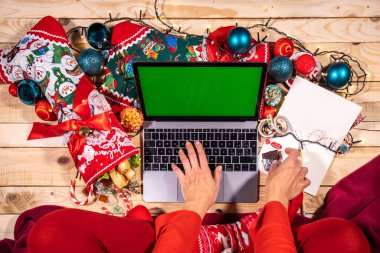 İnternetten uzak bir Noel kutlaması için rahat bir köşe. Şeker dolu çoraplar, kırmızı bir battaniye ve sevdiklerinle konuşmak için bir bilgisayar..