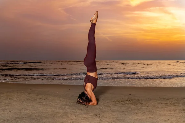 Mujer Practicando Yoga Playa Atardecer Mujer Posición Sirsana Arena Concepto — Foto de Stock