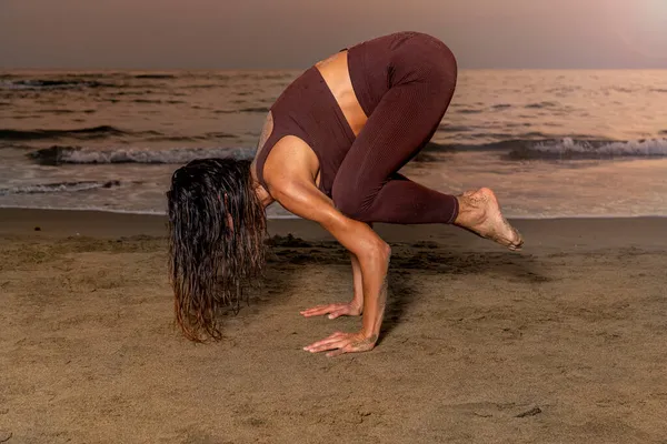 Mujer Practicando Yoga Playa Atardecer Mujer Posición Kakasana Posición Cuervo — Foto de Stock