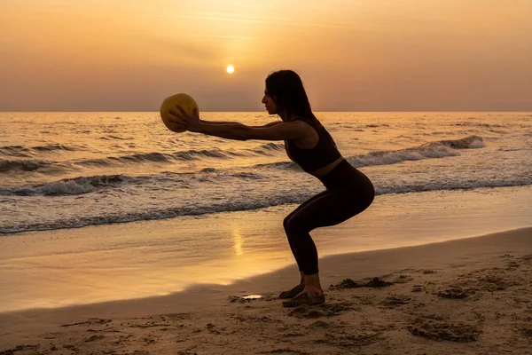 Hermosa Mujer Haciendo Ejercicios Pilates Playa Atardecer Una Mujer Haciendo — Foto de Stock