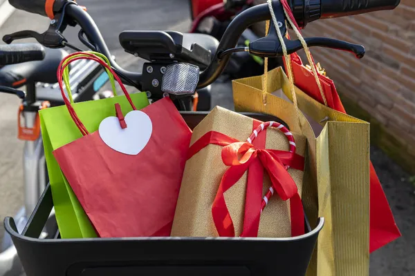 Bisikletli bir elf için hediye ve çantalarla dolu bir Noel bisikleti..