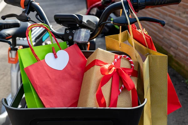 Una Bicicleta Navidad Llena Regalos Bolsas Para Elfo Ciclista Que Imágenes de stock libres de derechos