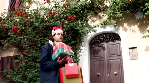 Bellissimo Uomo Esce Casa Cappello Babbo Natale Porta Pesanti Regali — Video Stock