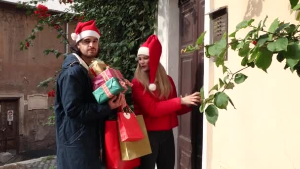 Настав Різдвяний Час Щаслива Молода Пара Різдвяними Подарунками Поза Домом — стокове відео