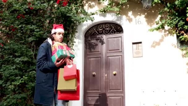Прекрасний Хлопчик Виходить Дому Капелюсі Санта Клауса Приносить Важкі Різдвяні — стокове відео