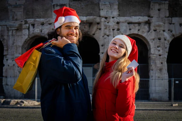 Dags För Julshopping Det Leende Unga Paret Har Precis Köpt — Stockfoto