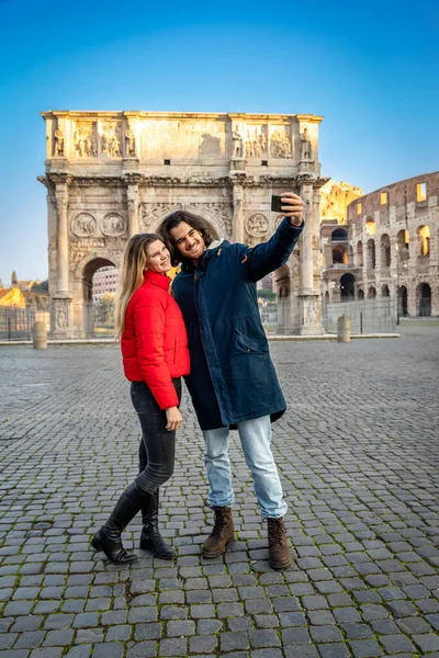 Säg Ost Unga Charmiga Par Gör Selfie Roms Historiska Centrum — Stockfoto