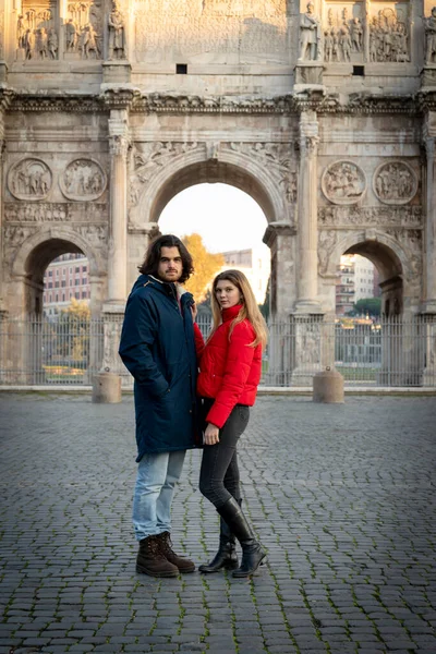 Pareja Joven Viajando Roma Joven Pareja Posa Frente Arco Tito — Foto de Stock