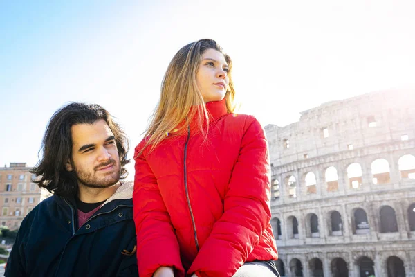 Νεαρό Ζευγάρι Ταξιδεύει Στη Ρώμη Όμορφο Ζευγάρι Που Ποζάρει Μπροστά — Φωτογραφία Αρχείου