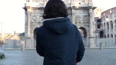 Roma 'ya seyahat eden genç bir çift. Mutlu genç çift el ele tutuşup Titus Kemeri 'nin önünde daireler çiziyor..