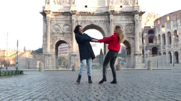 Young Couple Traveling Rome Happy Young Couple Holding Hands Circling — Video Stock