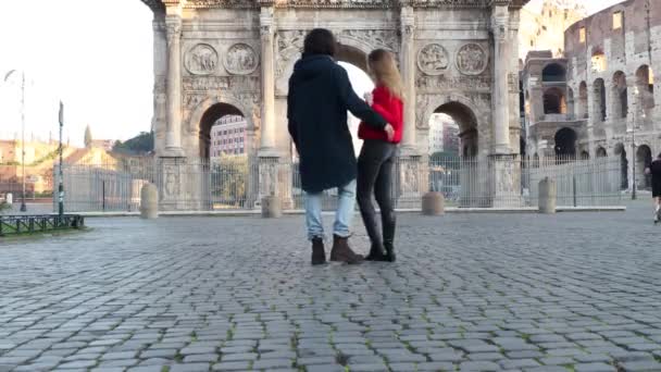 Young Couple Traveling Rome Young Couple Embraces Front Arch Titus — Video