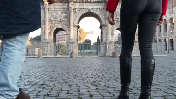 로마로 여행하는 부부가 티투스 개선문 앞에서 지팡이를 — 비디오