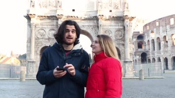 Young Couple Traveling Rome Happy Couple Stands Front Arch Titus — 图库视频影像