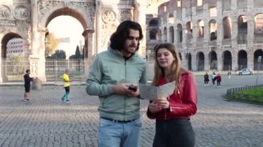 Roma 'ya seyahat eden genç bir çift. Genç çift şehir haritasında yol tarifi arıyor. Adam doğru yönü gösteriyor..