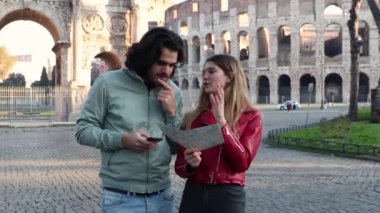 Roma 'ya seyahat eden genç bir çift. Genç çift şehir haritasında yol tarifi arıyor..