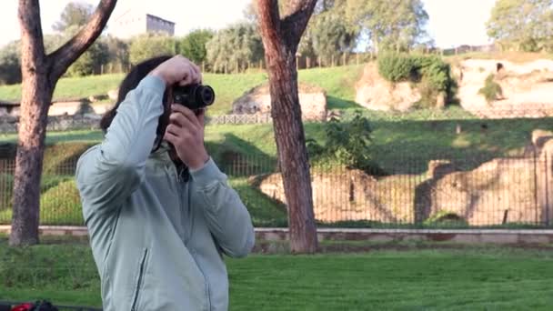 Unge Man Väg Till Rom Mannen Fotograferar Roms Monument — Stockvideo