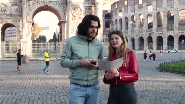 Young Couple Traveling Rome Young Couple Looking Directions City Map — стоковое видео
