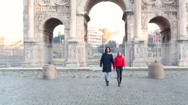 Young Couple Traveling Rome Young Couple Walking Front Arch Titus — Stockvideo