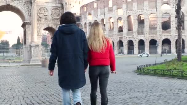 Young Couple Traveling Rome Young Couple Walking Front Arch Titus — стоковое видео