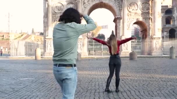 Young Couple Traveling Rome Man Taking Pictures His Girlfriend Front — Wideo stockowe