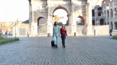Roma 'ya seyahat eden genç bir çift. Genç çift el ele tutuşup Titus Kemeri 'nin önünde yürüyor..