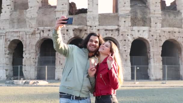 Unga Par Som Reser Till Rom Det Vackra Paret Tar — Stockvideo