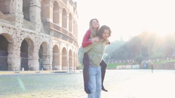 Young Couple Traveling Rome Beautiful Couple Having Fun Front Colosseum — стоковое видео