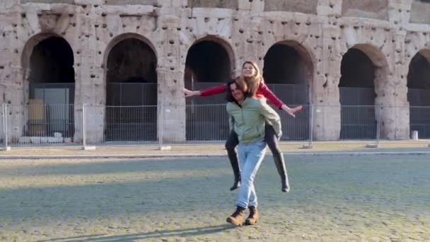 Young Couple Traveling Rome Beautiful Couple Having Fun Front Colosseum — стоковое видео