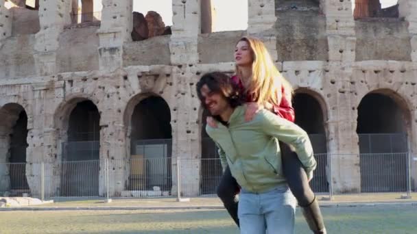 Young Couple Traveling Rome Beautiful Couple Having Fun Front Colosseum — стоковое видео