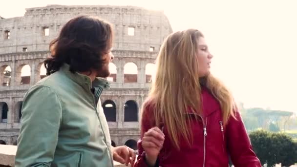 Young Couple Traveling Rome Beautiful Couple Talking Looking Beauty Colosseum — стоковое видео