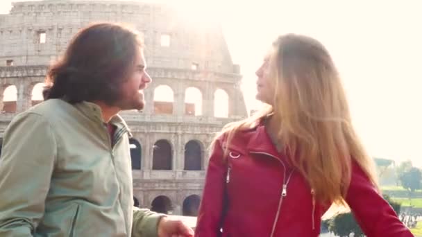 Young Couple Traveling Rome Beautiful Couple Talking Front Colosseum — стоковое видео