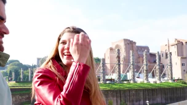 로마로 여행하는 아름다운 금발의 여자가 콜로세움 앞에서 친구와 이야기하고 — 비디오
