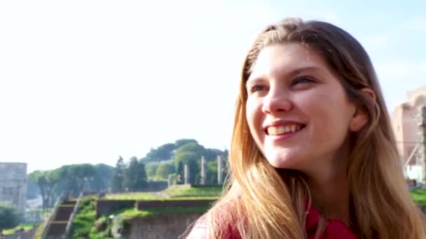 Unga Par Som Reser Till Rom Vacker Blond Kvinna Pratar — Stockvideo